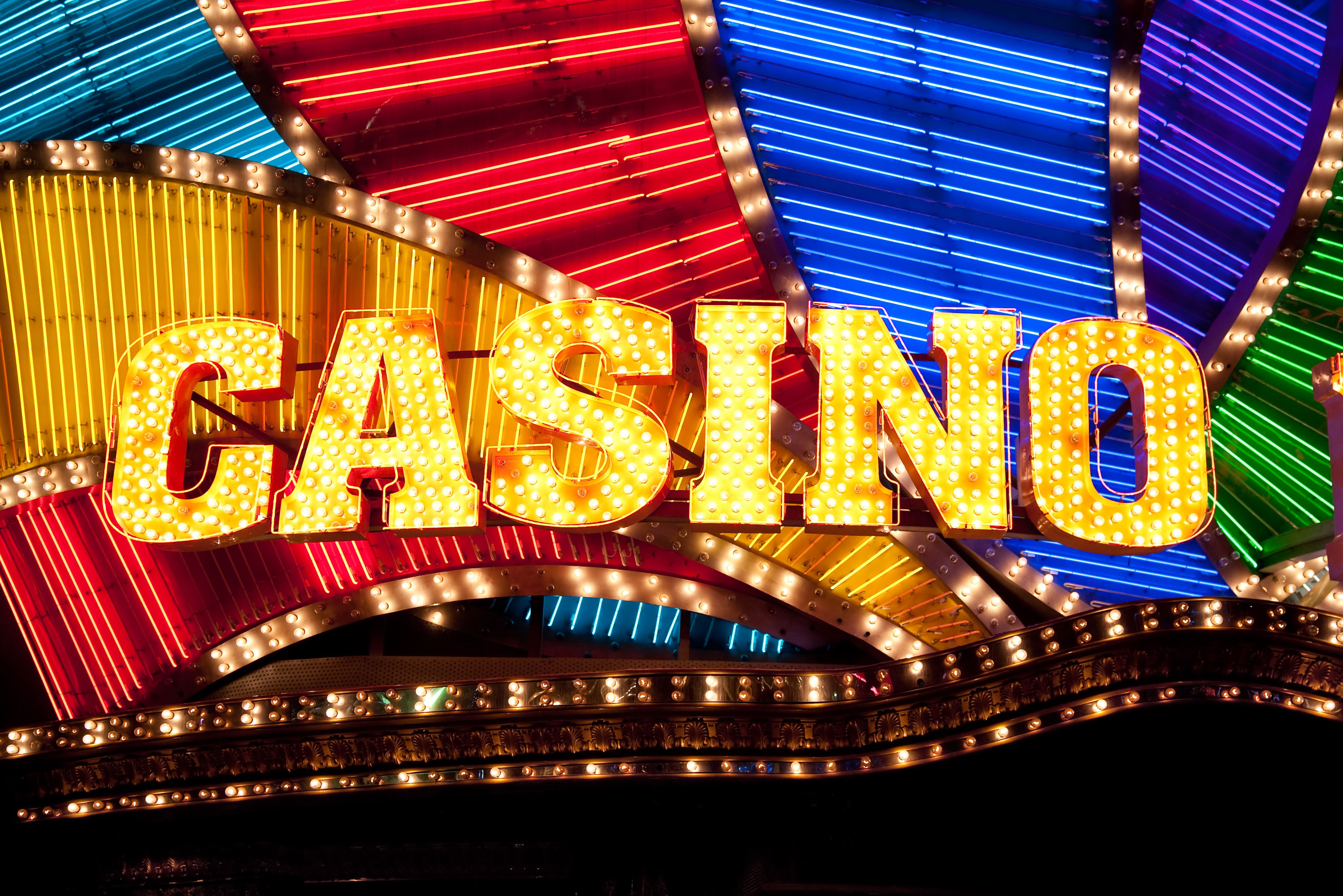 A graphic showing two main types of no deposit bonuses: free spins and free cash credits